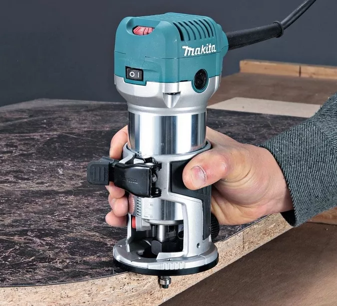 Makita RT0700C